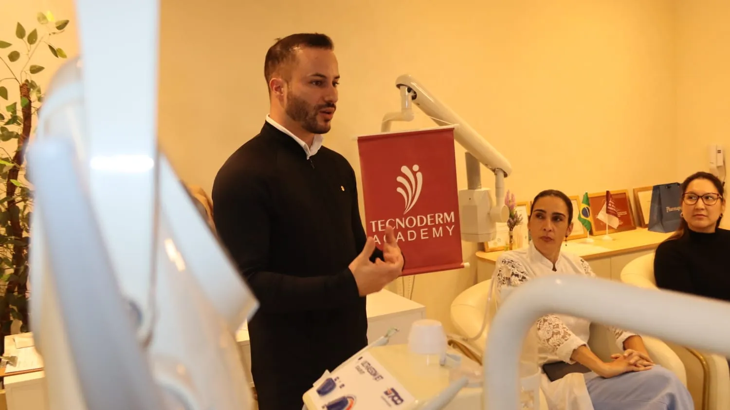 Aplicação prática de toxina botulínica durante o curso presencial Tecnoderm Academy em Bauru-SP